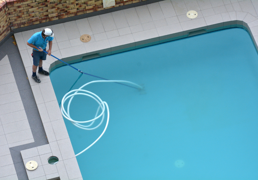 pool tech cleaning pool